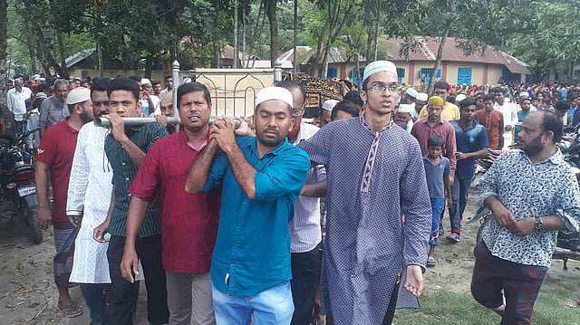 মঙ্গলবার সকাল সাড়ে ১০টায় আবরার ফাহাদের দাফন সম্পন্ন হয়। কুষ্টিয়া, ৮ অক্টোবর। ছবি: তৌহিদী হাসান