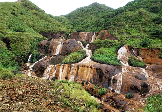 পাহাড় থেকে নেমে আসা ঝরনা। ছবি: প্রথম আলো
