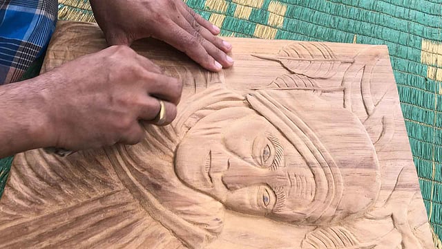 ঘষে মসৃণ করা হচ্ছে