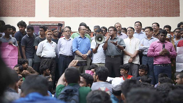 ছাত্রদের সঙ্গে একাত্মতা ঘোষণা করে বক্তব্য দেন বুয়েট শিক্ষক সমিতির নেতারা। ছবি: আবদুস সালাম