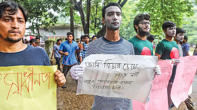 নিষ্ঠুরতা যদি মানবিকতার কাছে হেরে যেত, তবে এই ছবি তুলতে হতো না। ছবি: সাইফুল ইসলাম
