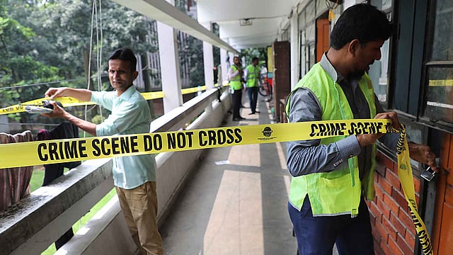 যে কক্ষে আবরারকে পেটানো হয়, তার আশপাশে বেষ্টনী দিচ্ছেন ক্রাইম সিন ইউনিটের সদস্যরা। ছবি: প্রথম আলো