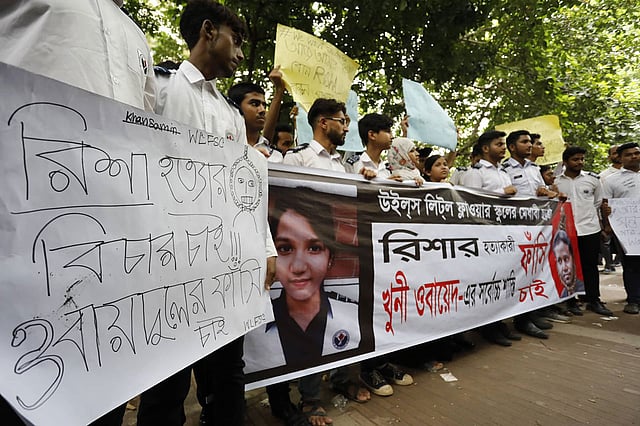 রিশার হত্যাকারীর ফাঁসির দাবিতে রায় ঘোষণার আগে আদালত প্রাঙ্গণে শিক্ষার্থী-অভিভাবকেরা মানববন্ধন করেন। মহানগর দায়রা জজ আদালত, ঢাকা, ১০ অক্টোবর। ছবি: দীপু মালাকার