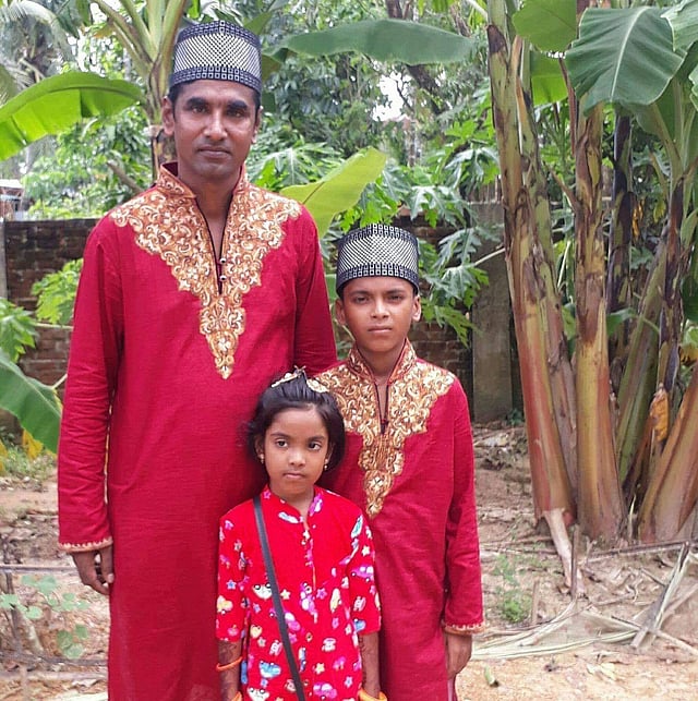 সন্তানদের সঙ্গে শের আলী। ছবি: ফেসবুক থেকে নেওয়া