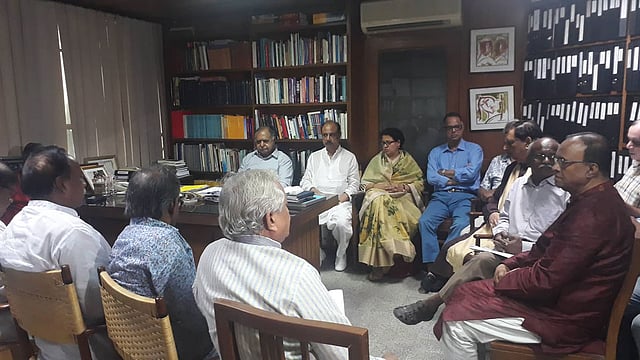 রাজধানীর মতিঝিলে ঐক্যফ্রন্টের আহ্বায়ক ড. কামাল হোসেনের চেম্বারে জোটের স্টিয়ারিং কমিটির বৈঠক অনুষ্ঠিত হয়। ছবি: প্রথম আলো