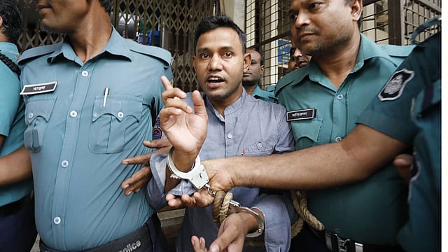 স্কুলছাত্রী সুরাইয়া আক্তার ওরফে রিশা হত্যা মামলায় মৃত্যুদণ্ড পাওয়া আসামি ওবায়দুল খান। মহানগর দায়রা জজ আদালত, ঢাকা, ১০ অক্টোবর। ছবি: দীপু মালাকার