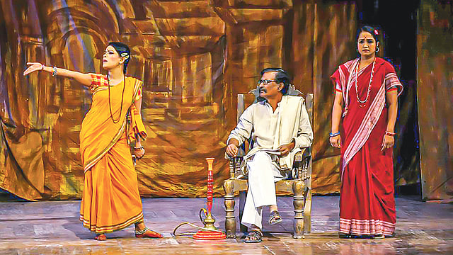 আরণ্যকের ময়ূর সিংহাসন নাটকের একটি দৃশ্য। ফাইল ছবি: আরণ্যক নাট্যদলের সৌজন্যে