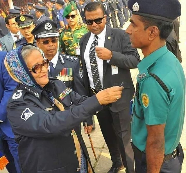 ২০১৭ সালে শের আলী পেয়েছেন প্রেসিডেন্ট পুলিশ মেডেল (পিপিএম) পদক। প্রধানমন্ত্রী শেখ হাসিনার হাত থেকে এ পদক নিয়েছেন তিনি। ছবি: ফেসবুক থেকে নেওয়া