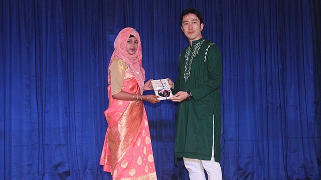 বিজয়ীদের হাতে পুরস্কার তুলে দিচ্ছেন নারায়ণকুল ড্রিম মডেল স্কুল অ্যান্ড কলেজের প্রিন্সিপাল কাৎসুশি ফুরুসাওয়া। ছবি: সায়েক সজীব