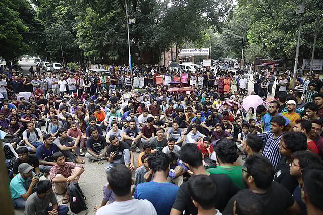আবরার ফাহাদ হত্যার ঘটনায় ১০ দফা দাবিতে বুয়েটের সামনের সড়কে শিক্ষার্থীদের অবস্থান। বুয়েট, ঢাকা, ৯ অক্টোবর। ছবি: আবদুস সালাম