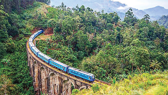 শ্রীলঙ্কার কলম্বো শহরে পাহাড়ের ওপর দিয়ে এভাবেই চলে যায় ট্রেন। ছবি: সংগৃহীত