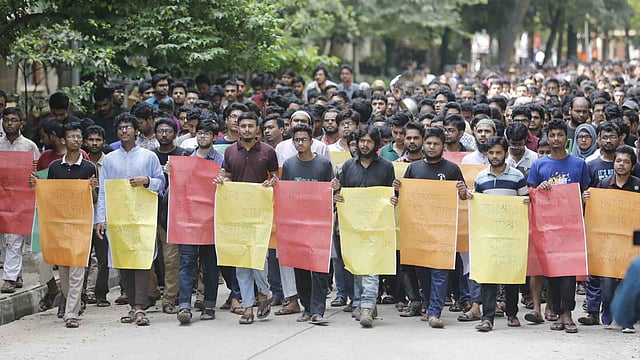 আবরার ফাহাদ হত্যার বিচারসহ ১০ দফা দাবিতে শিক্ষার্থীদের বিক্ষোভ। ছবি: প্রথম আলো