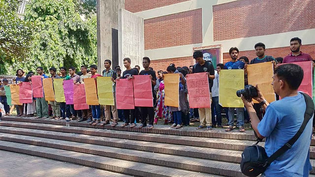 আবরার ফাহাদ হত্যার দৃষ্টান্তমূলক বিচার এবং ৫ দফা দাবি আদায়ে বুয়েটে আন্দোলনরত শিক্ষার্থীরা। ছবি: হারুণ আল রশীদ