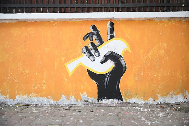 গ্রাফিতিতে প্রতিবাদ।