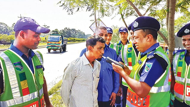 চালক মদ্যপ কি না, অ্যালকোহল ডিটেক্টর দিয়ে তা পরীক্ষা করে দেখছেন জোরারগঞ্জ হাইওয়ে পুলিশের সদস্যরা। গতকাল বেলা ১১টায় মিরসরাইয়ে ঢাকা-চট্টগ্রাম মহাসড়কের সোনাপাহাড় এলাকায়। ছবি: সংগৃহীত