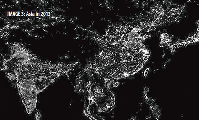 ২০১৩ সালের আলোকোজ্জ্বল এশিয়া। ১৯৯২ সালে একই জায়গার তোলা ছিল অন্ধকারাচ্ছন্ন। ছবি নাসার।