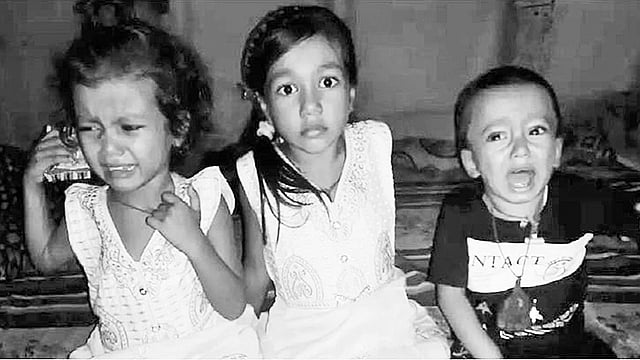 কাঁদছে মা–বাবা হারানো ফেরদৌসী, শামছিয়া ও আমিনুর (বাঁ থেকে)। ছবি: সংগৃহীত