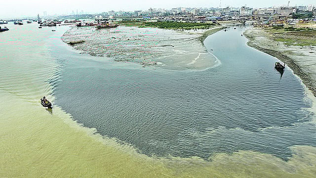 রাজাখালী খাল থেকে কালো পানি গিয়ে পড়ছে কর্ণফুলী নদীতে। নগরের বর্জ্যমিশ্রিত পানির পাশাপাশি পলিথিন ও নানা অপচনশীল প্লাস্টিক সামগ্রীও যায় নদীতে। গত রোববার দুপুরে চট্টগ্রামের কর্ণফুলী সেতু এলাকায়। ছবি: সৌরভ দাশ