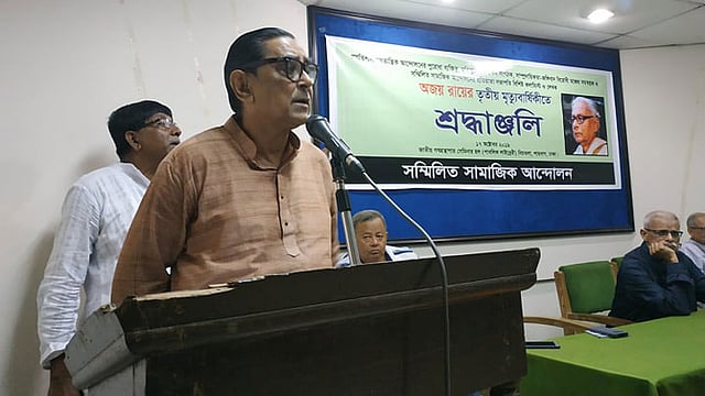 সম্মিলিত সামাজিক আন্দোলনের প্রতিষ্ঠাতা সভাপতি অজয় রায়ের তৃতীয় মৃত্যুবার্ষিকী উপলক্ষে আয়োজিত অনুষ্ঠানে বক্তব্য দেন বাংলাদেশের ওয়ার্কার্স পার্টির সভাপতি রাশেদ খান মেনন। ছবি: প্রথম আলো