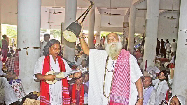 গানে গানে ফকির লালন শাহকে স্মরণ করছেন তাঁর ভক্ত–অনুসারীরা। গতকাল বিকেলে কুষ্টিয়ার ছেঁউড়িয়া লালন আখড়াবাড়িতে। ছবি: প্রথম আলো