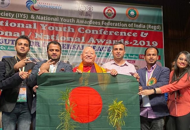 লাল–সবুজের পতাকা হাতে অতিথিদের সঙ্গে সুমন রহমান। ছবি: সংগৃহীত