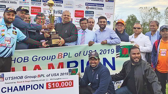 চ্যাম্পিয়ন দলের হাতে টুর্নামেন্টের ট্রফি তুলে দিচ্ছেন রাষ্ট্রদূত মাসুদ বিন মোমেন