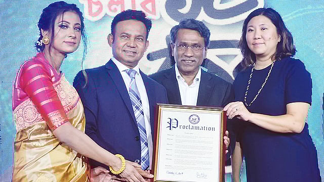 অনুষ্ঠানে আলী রিয়াজের হাতে সম্মাননা তুলে দেন ইউএস কংগ্রেসওম্যান গ্রেস মেং