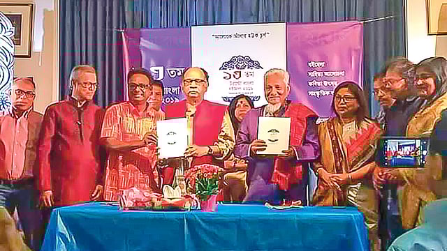 কানাডায় ১৩তম টরন্টো বাংলা বইমেলায় বাংলা একাডেমির মহাপরিচালক কবি হাবীবুল্লাহ সিরাজী (বাঁ থেকে চতুর্থ), কবি আসাদ চৌধুরীসহ অন্য অতিথিরা। ছবি: সংগৃহীত