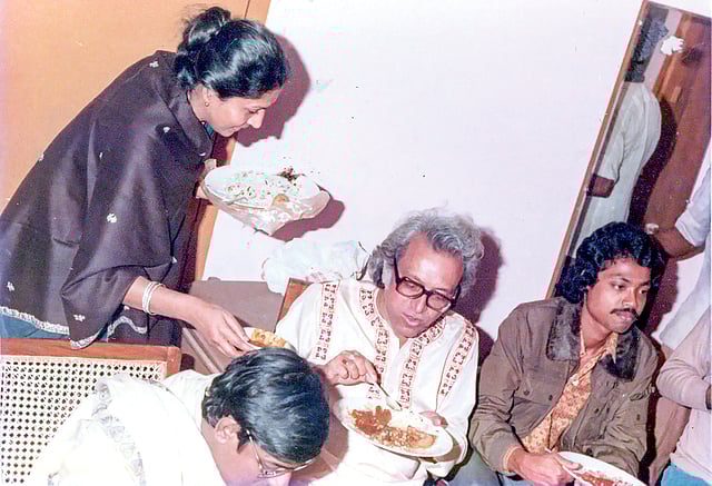 একটি অনুষ্ঠানে শামসুর রাহমানের থালায় খাবার তুলে দিচ্ছেন রুবী রহমান, ১৯৮৫। ছবি: রুবী রহমানের সৌজন্যে