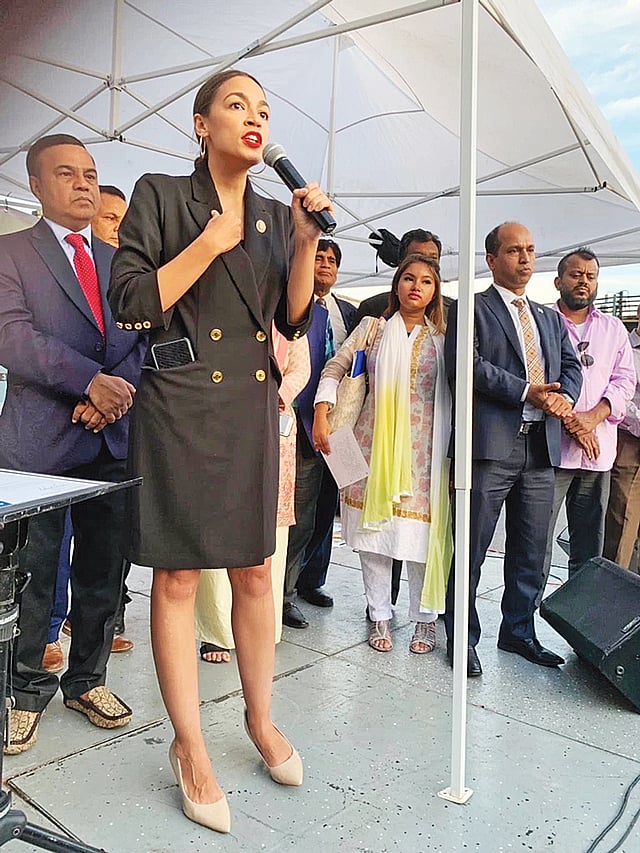 বক্তৃতা করছেন ওকাসিও কর্টেজ