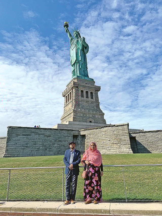 স্ট্যাচু অব লিবার্টির সামনে স্বস্ত্রীক লেখক