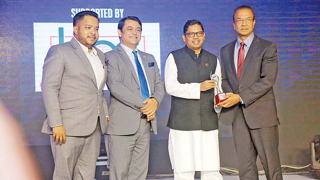 ইসিটি জাতীয় অ্যাওয়ার্ড গ্রহণ করছেন ফামাক্যাশের প্রধান নির্বাহী কর্মকর্তা ও চেয়ারম্যান সাইফুল খন্দকার