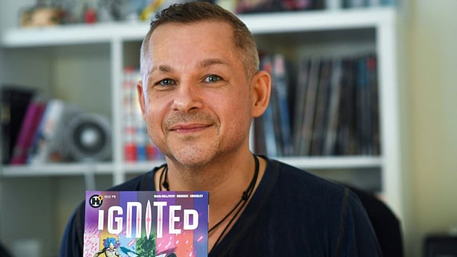 ‘ইগনাইটেড’ বই হাতে অঙ্কনশিল্পী ফিলিপ ব্রিয়োনেস। ছবি: এএফপি