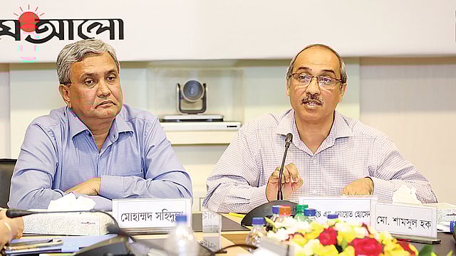 গোলটেবিল বৈঠকে বক্তব্য দেন স্বাস্থ্য অধিদপ্তরের অতিরিক্ত মহাপরিচালক এ এইচ এম এনায়েত হোসেন। পাশে বিএমডিসির সভাপতি মোহাম্মদ সহিদুল্লা। ছবি: প্রথম আলো