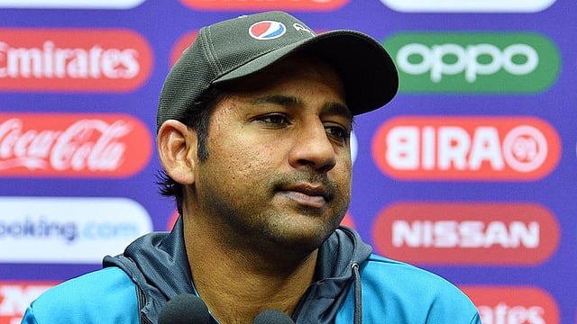 অধিনায়কত্ব হারিয়েছেন সরফরাজ, এতে অসন্তুষ্ট তাঁর স্ত্রী। ছবি: এএফপি