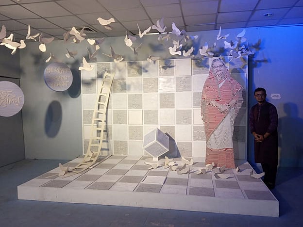 প্রধানমন্ত্রীর প্রতিকৃতির সঙ্গে ছবি তুলছেন আগত দর্শক। ছবি: ইন্দুবালা