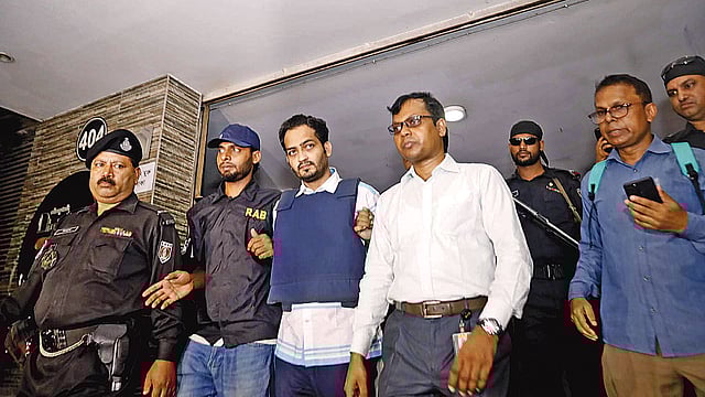 সন্ত্রাসী কর্মকাণ্ড ও চাঁদাবাজির অভিযোগে শনিবার রাতে বসুন্ধরা আবাসিক এলাকার একটি বাসা থেকে রাজীবকে গ্রেপ্তার করে র্যাব।