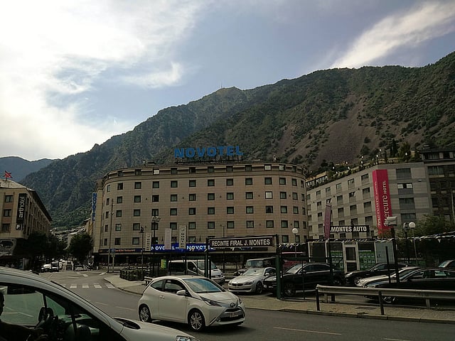 জেলখানা না থাকলেও আন্দরা নামের ছোট্ট দেশটিতে আছে ২০০ টির বেশি হোটেল। ছবি: লেখক