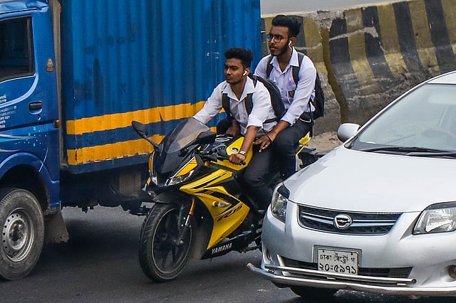 হেলমেটবিহীন চালক ও আরোহী, দুজনেরই কানে হেডফোন