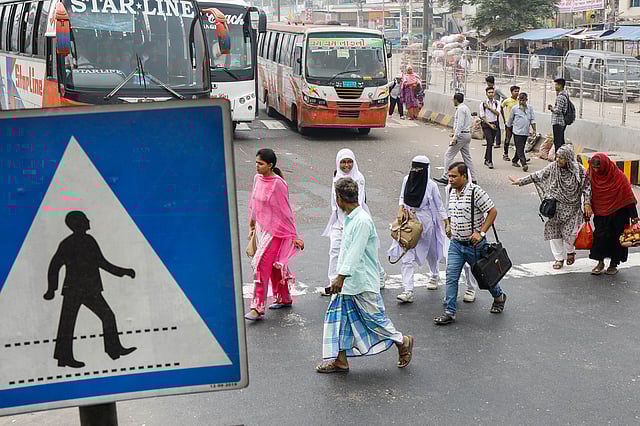 পথচারী পারাপারের সাইনবোর্ড–সংবলিত নির্দেশনা থাকলেও গাড়ি থামাতে বা ধীরে চলতে চান না কোনো চালকেই। মেয়র মোহাম্মদ হানিফ ফ্লাইওভারের যাত্রাবাড়ীর এই অংশে নেই কোনো জেব্রা ক্রসিংও। ঝুঁকি নিয়েই প্রতিনিয়ত এই ব্যস্ত রাস্তা পার হতে হয় চলাচলকারীদের।