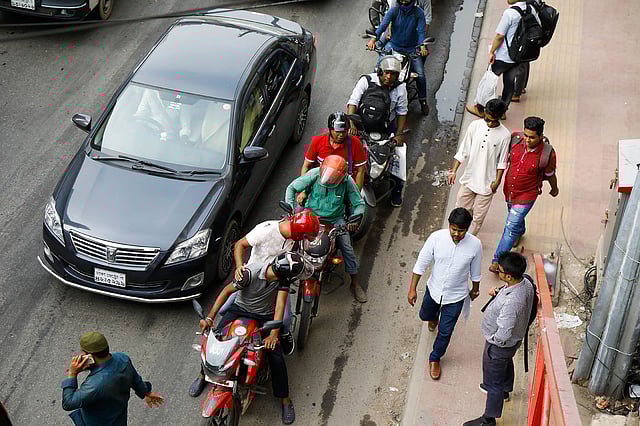 এক মোটরসাইকেলের সঙ্গে আরেক মোটরসাইকেলের ছোট দুর্ঘটনা তো আছেই প্রতিনিয়ত