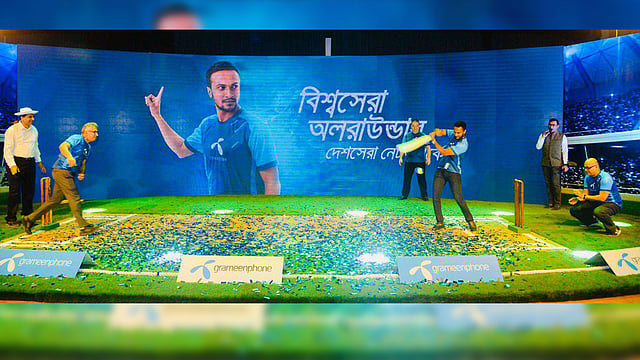 গ্রামীণফোনের উপপ্রধান নির্বাহী ইয়াসির আজমানের বলে ব্যাট করছেন সাকিব আল হাসান। ছবি: সংগৃহীত