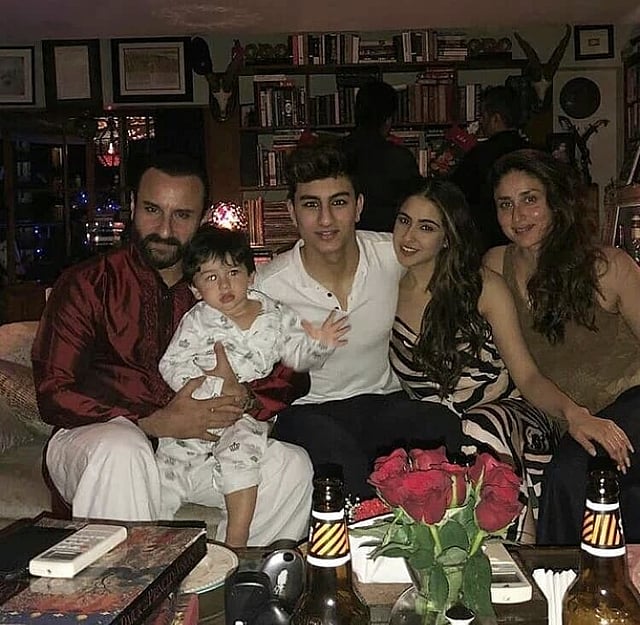 পারিবারিক অ্যালবামে সারার বাবা সাইফ আলী ও কারিনার পরিবার। ছবি: ইনস্টাগ্রাম থেকে নেওয়া