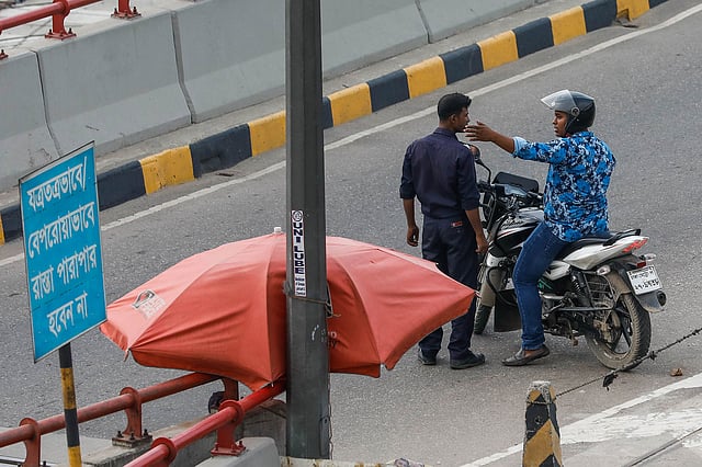 উড়ালসড়কে উল্টো পথে যাওয়ার জন্য নিরাপত্তাকর্মীর কাছে অনুরোধ করছেন এই চালক