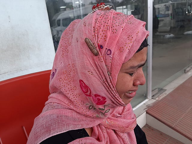 বোন আবিরনের লাশ নিতে এসে কান্নায় ভেঙে পড়েন রেশমা। ছবি: মানসুরা হোসাইন