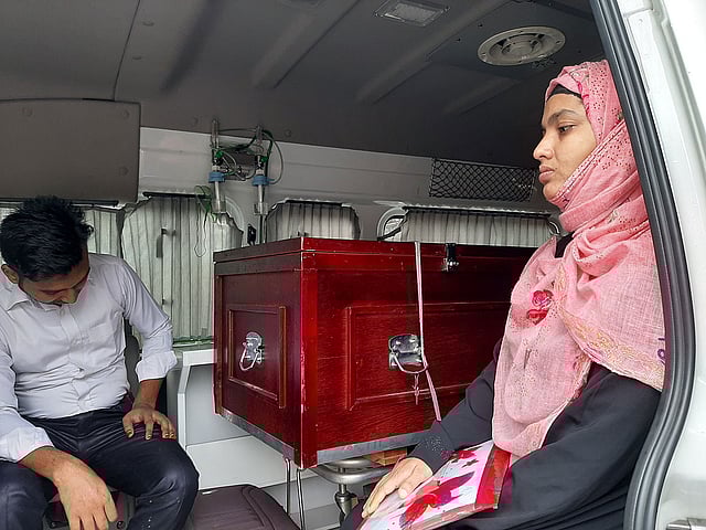 বোন আবিরনের লাশ নিতে বিমানবন্দরে আসেন ছোট বোন রেশমা খাতুন। ছবি: মানসুরা হোসাইন