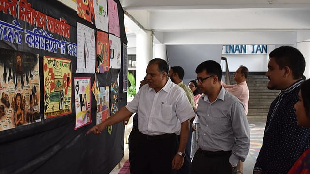 নারী ও শিশু ধর্ষণবিরোধী পোস্টার প্রদর্শনীর আয়োজন করা হয়েছে চট্টগ্রাম বিশ্ববিদ্যালয়ে। ‘আজকের আওয়াজ, নিরাপত্তা আগামীর’ শীর্ষক দিনব্যাপী প্রদর্শনীর আয়োজন করে বিশ্ববিদ্যালয়ের ম্যানেজমেন্ট কমিউনিকেশন ক্লাব (এমসিসি)। ম্যানেজমেন্ট বিভাগ প্রাঙ্গণ, চবি, ২২ অক্টোবর। ছবি: জোবায়ের চৌধুরী