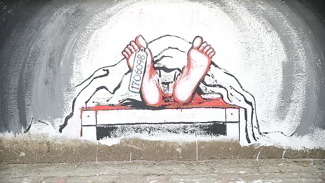 গ্রাফিতি মনে করিয়ে দেয় মর্গে পড়ে আছে মৃতদেহ