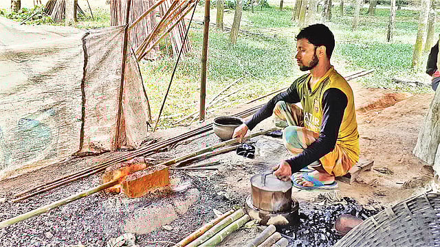 ছিপকোড়ো তৈরি করছেন হুমায়ুন কবীর। অনেকেই এই পেশায় ঝুঁকছেন। ছবি: প্রথম আলো