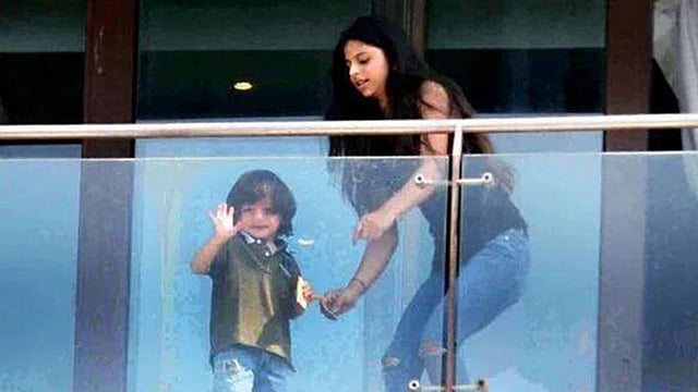 পাপারাজ্জিদের ক্যামেরায় শাহরুখ খানের ছোট ছেলে আব্রাম আর মেয়ে সুহানা। ছবি: ইনস্টাগ্রাম থেকে নেওয়া